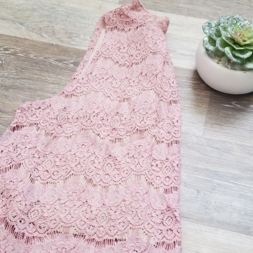 ⬇️ NWT Pink Floral Lace Tank Top